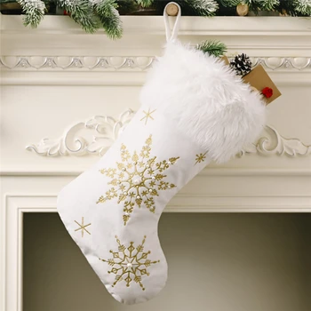 Белый плюшевый рождественский чулок с золотым, серебряным тиснением и вышивкой в виде снежинок, рождественский декор для дома, Рождественские подарочные носки для детей